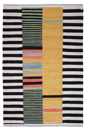 Kilim Jajim contemporaneo 250x171 cm a trama fitta con bande optical bianche e nere e campitura centrale giallo ocra